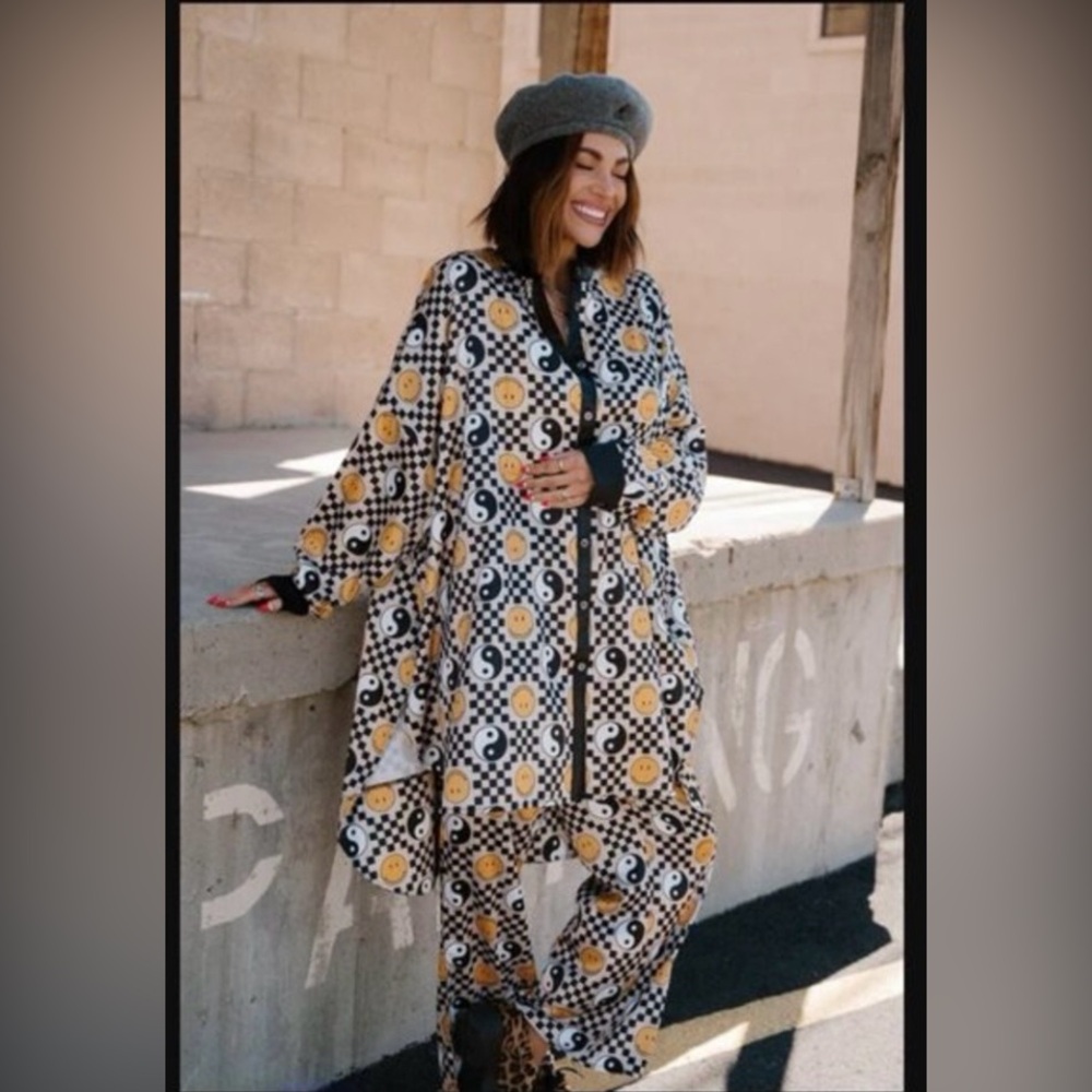 Dressed in LALA Black and White smiley and yingyang pj set - Picture 10 of 10